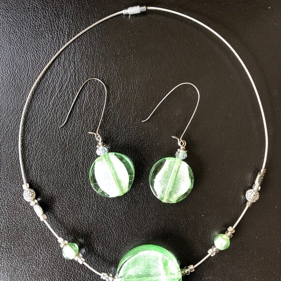 Stunning green glass necklace earring set - NEW - Picture 2 of 7